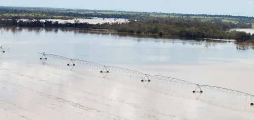 INFRASTRUCTURE DAMAGE: A centre pivot submerged by flood waters around Comet. amd-061210-128 INFRASTRUCTURE DAMAGE: A centre pivot submerged by flood waters around Comet. amd-061210-128
